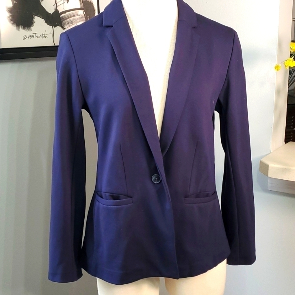 Old Navy, blue one button blazer with front pockets. Size small. Great…
